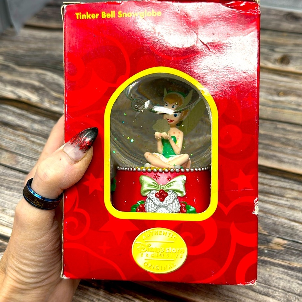Disney Christmas 2004 Exclusive Disney Store Tinker Bell Lighted Snow Globe​